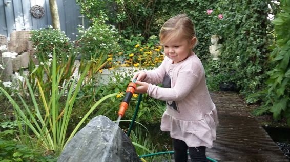 Fleur in de tuin bij opa en oma